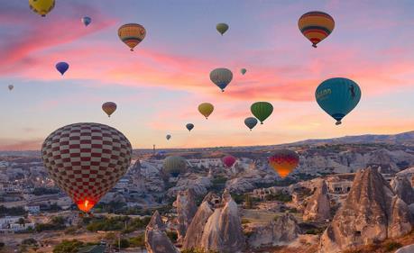 Aceasta zi este dedicata Cappadociei, zona unica si cunoscuta in toata lumea atat pentru relieful deosebit sub forma de hornuri, cat si pentru orasele subterane, vechi de milenii.