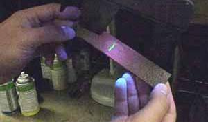 Un developant (pudră) este aplicat pentru a extrage lichidul prins