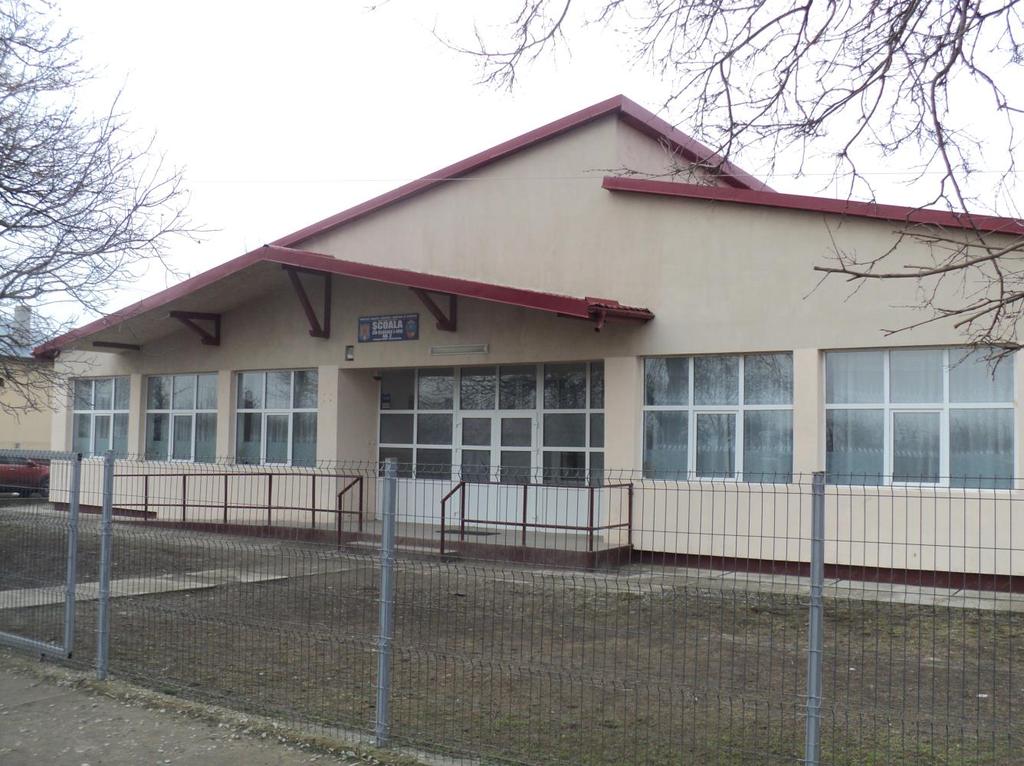 Fig. 6Şcoala nr. 2, localitatea Padina, Judeţul Buzău Serviciile educaţionale ale comunei sunt considerate foarte bune în comparaţie cu cele ale altor comune de aceeaşi mărime.