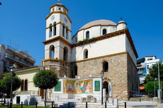 Biserica Agios Nikolaos este renumita pentru o fresca in care este infatisat Apostolul Pavel care a facut primul popas in Europa in orasul Kavala, in drumul sau in scopul de a raspandi credinta pe