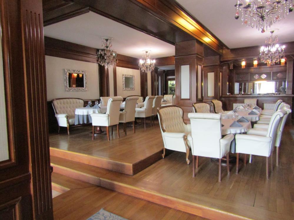 Roman Plaza Restaurant Restaurantul are un design inspirat de stilul clasic al secolului al XIX-lea, amenajat cu mobilier din piele albă, care se completează perfect cu elemente glamour.
