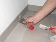 Muchiile, colþurile, precum ºi îmbinãrile cu obiectele sanitare trebuie umplute cu silicon Ceresit CS 25.