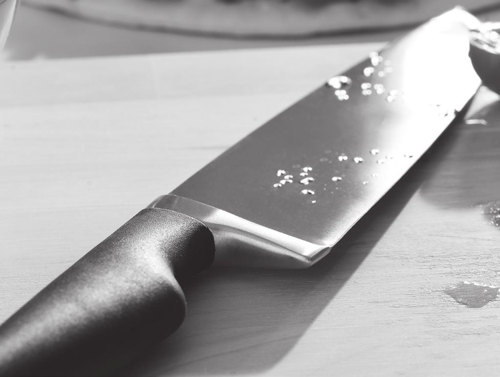 Cuțitele IKEA 365+ GNISTRA au fost create pentru uz zilnic. Prevăzut cu un mâner ce asigură un bun control al lamei, acest cuțit nu ar trebui să-ţi lipsească din sertarul din bucătărie.