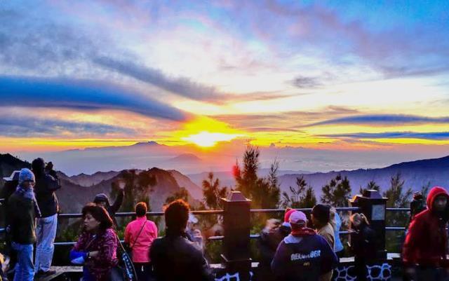 Ziua 7 / 29.10.2018: Tosari Muntele Bromo Surabaya Denpasar (Bali) Ubud (Bali) În cursul dimineţii, ne vom deplasa spre Muntele Bromo (2.329 m) pentru a surprinde un superb răsărit de soare.