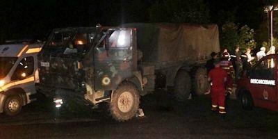 Scris de newsreporter pe 30 iunie 2017, 10:33 COD ROSU de interventie in Arges: Un camion cu 13 militari a cazut intr-o rapa din Dambovicioara Un camion in care se aflau mai multi militari a cazut,