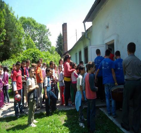 Ajutarea unor elevi cu situație modestă din școală, petrecerea unei zile cu copiii din Preventoriul TBC Ilișua și