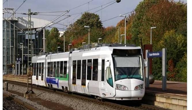 a) În zona suburbană b) În zona urbană Figura 7 - Exemplu de tram-tren (Kassel, Germania) Din punctul de vedere al operării serviciilor, implementarea conceptului tram-tren implică o colaborare
