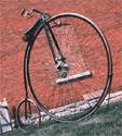 Istoria bicicletei Interesanta poveste a bicicletei incepe acum aproape doua sute de ani, cand un baron german s-a gandit sa inventeze un mod mai simplu de a se deplasa.