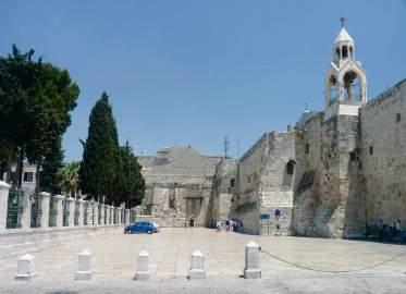 Decolare ora 07:00, sosire pe Aeroportul Ben Gurion la ora 09:50. Deplasare la Lod închinare în Biserica ce adăposteşte mormântul şi moaştele Sf. Gheorghe.