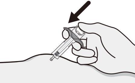 Pasul 6 Introduceţi acul în locul de injectare La un unghi de 45 faţă de locul de injectare, utilizaţi o mişcare rapidă şi scurtă de înfigere şi introduceţi acul în locul de injectare.