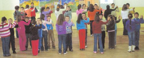 Instruirea copiilor se face în Sala Festivã a ªcolii, iar de pregãtirea lor se ocupã instructorul-coregraf prof.