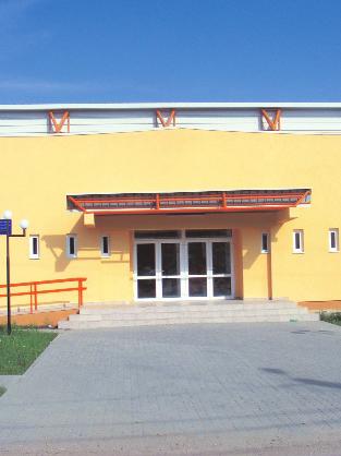 Sala de Sport din Vladimirescu Oferã spre închiriere, tuturor celor care doresc sã practice sportul, un spaþiu propice desfãºurãrii unor activitãþi la nivel de echipe: fotbal, baschet, handbal,