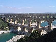 Apeduct -poduri, care asigurau legătura între diferitele regiuni ale unui vast imperiu; exemple: Podul