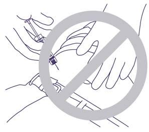 4. Ținând seringa de sistemul protector, prindeţi pliul abdominal cu degetele și introduceţi acul sub un unghi de 30-45 față de suprafața pielii, utilizând o tehnică aseptică.