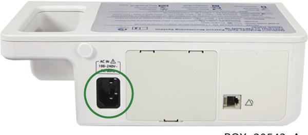 Alegerea alimentării cu c.a. sau de la baterie Pentru a utiliza curentul alternativ: Conectați un capăt al cablului de alimentare (furnizat) în partea din spate a sistemului de monitorizare (încercuit în imagine).