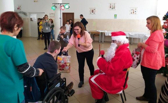 Astfel, în decembrie 2018, am avut bucuria să intermediem distribuția de cadouri pentru 94 de copii: 40 de cadouri din partea angajaților PwC România pentru copii aflați în atenția serviciilor