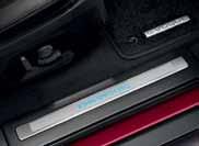 Asortate cu interiorul vehiculului, iluminează discret inscripția Range Rover, dacă ușile față sunt deschise.
