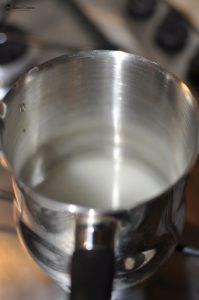 Intr-un ibric, punem restul de zahar (65 grame) cu 30 ml apa rece.