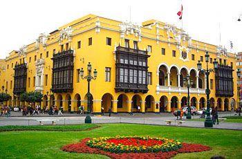 Sosire în Lima, capitala şi cel mai mare oraş din Peru, important centru comercial, financiar, industrial şi cultural al ţării care se întinde pe malurile râurilor Lurin, Chillon şi Ramac, în partea