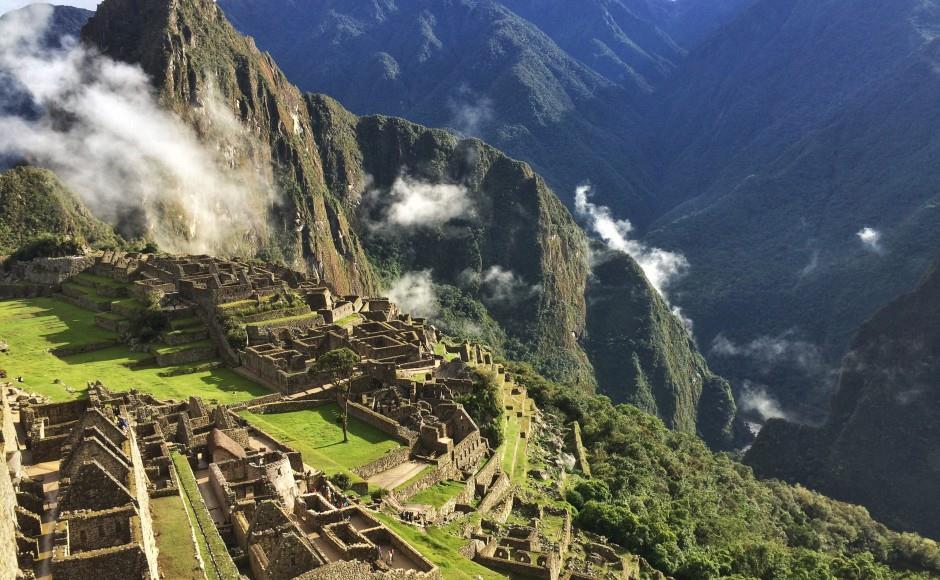 În continuarea zilei ne vom deplasa în afara oraşului pentru a vedea complexele arhitectonice Inca: Fortul Puca Pucara, Kenko, un templu incaș cunoscut pentru altarul de sacrificii, un masiv bloc de