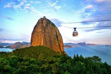 punct de belvedere către Golful Botafogo, iar cea de-a doua, la o altitudine de 400 m deasupra nivelului mării, în vârful dealului Sugar Loaf, denumit astfel datorită asemănării cu o căpăţână de