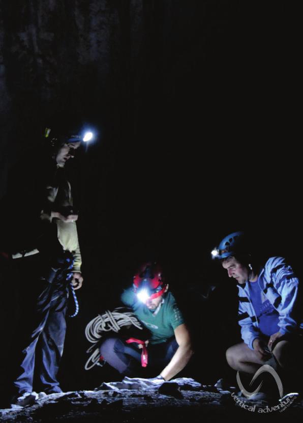 Explorare peșteră lume subterană
