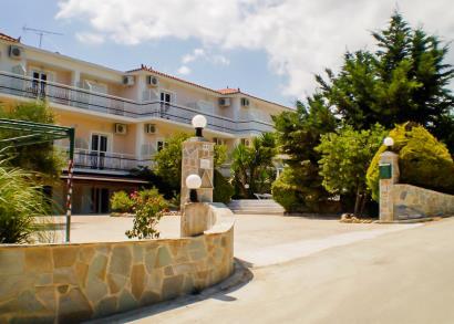 transforma vacanta mult visata intr-o experienta unica. Localizare: Hotelul Megara se afla la 250 m de plaja, 600 m de centrul statiunii Laganas si la numai 1,5 km de pitoreasca plaja Agios Sostis.