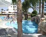 Facilitatile hotelului: Hotelul dispune de 2 restaurante, bar, meniu special pentru copii, bar la piscina, piscina exterioara, piscina interioara, sauna, Jacuzzi, solar, salon de