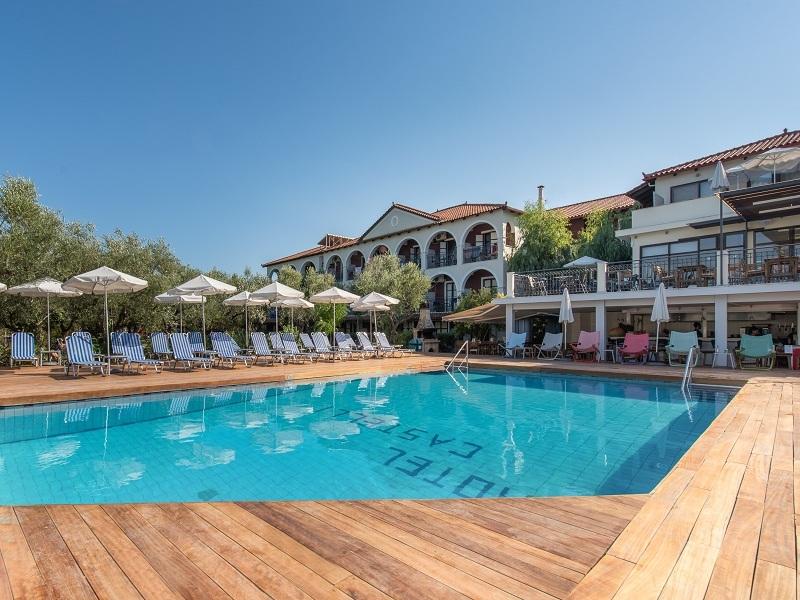 cu varsta mai mare de 16 ani. Pozitia sa avantajoasa din Agios Sostis, o zona idilica si linistita din golful Laganas, face din acest hotel locatia ideala pentru o vacanta relaxanta.