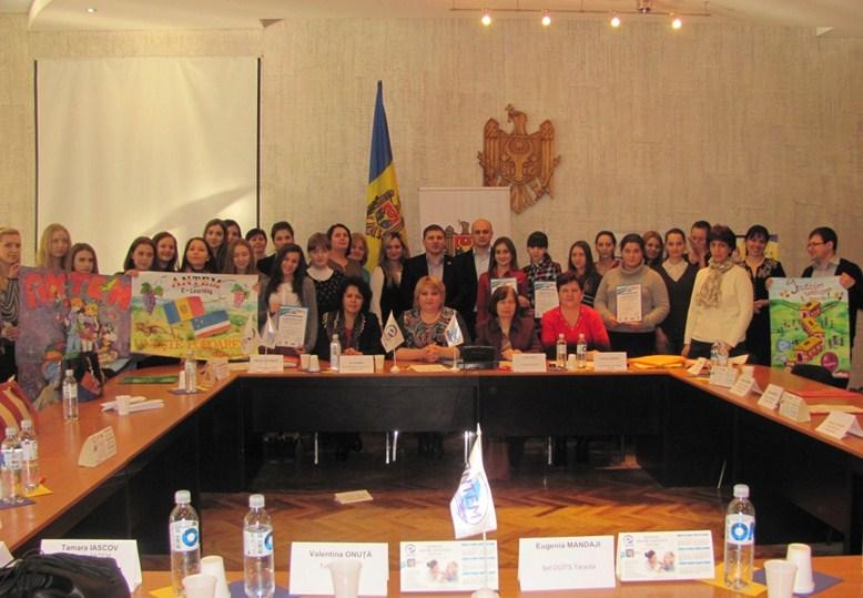 Tinerii alolingvi din Moldova vor să rămână acasă şi să înveţe limba română la distanţă Tineri din Chişinău, Comrat, Ceadâr-Lunga, Taraclia, Cahul, Briceni, Basarabeasca, Râşcani, dar şi Kiev,