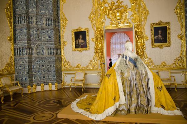 Ecaterina I a primit în dar acest ţinut de la soţul său Petru cel Mare, iar fiica sa, Elisabeta, a construit aici un minunat palat în stil baroc, vopsit în albastru şi alb.