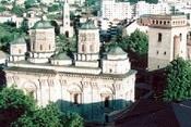 clasic, in timp ce turla prezinta elemente romanice neogotice. Datorita formei si dimensiunilor ei, Biserica Barboi este replica Moldoveneasca a unor edificii similare de pe Muntele Athos.