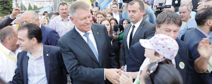 Președintele Iohannis a trecut printre oameni, fâcând o nouă baie de mulțime, acompaniată de sute de poze făcute cu telefoanele de către delegați.