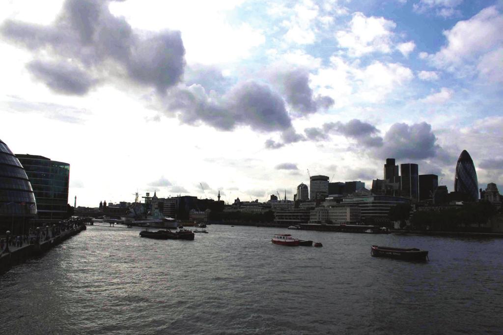 Fig. 1 Thames Riverview de pe London Bridge - London City Hall şi vizavi Swiss Re Building / Thames Riverview from London Bridge