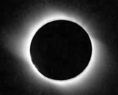 ori mai departe de Pământ ca Luna. În consecinţă, atunci când aceste corpuri se aliniază, Luna poate să acopere o parte sau tot discul solar şi atunci are loc o eclipsă de Soare (fig. 8.24).