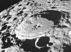 Luna suportă bombardările fără încetare ale corpurilor meteorice, în urma cărora s-au format cratere de impact de diverse dimensiuni şi forme. Unele cratere sunt de origine vulcanică (fig. 8.44).
