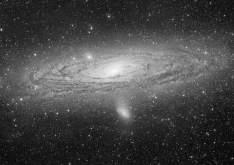 Se presupune că în regiunile exterioare ale galaxiilor predomină aşa-numita materie întunecată (ascunsă) de natură încă necunoscută, a cărei masă este compa rabilă sau chiar depăşeşte considerabil