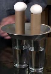 O DOVADĂ DE INDEMÂNARE Material necesare : Pahare Apă Ouă Tubul de la hârtie igienica Bucata de carton dreapta sau o farfurie metalică ușoară Turnați apă în pahare și așezați farfuria deasupra