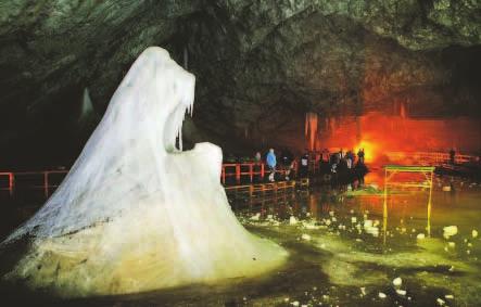 în zona Capra. Unul dintre cele mai spectaculose puncte ale traseului este tunelul de 887 de m care leagă zona Capra de căldarea glaciară Bâlea unde şoseaua atinge altitudinea maximă de 2042 m.