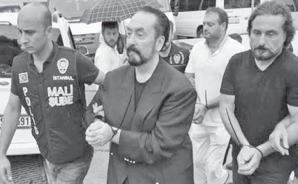Ağır Ceza Mahkemeince Silivri Ceza İnfaz Kurumu Yerleşkei karşıında bulunan alonda yapılan duruşmaya, tutuklu anık Adnan Oktar ın da aralarında olduğu toplam 162 anık ile avukatları katıldı.