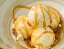 albine (ou, sm>nt>n\, zah\r, nuc\, miere) Homemade vanilla ice cream with