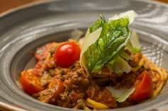 padano, ceap\) Spaghetti Bolognese (fresh pasta, beef, tomatoes, carrots, celery, butter, Grana