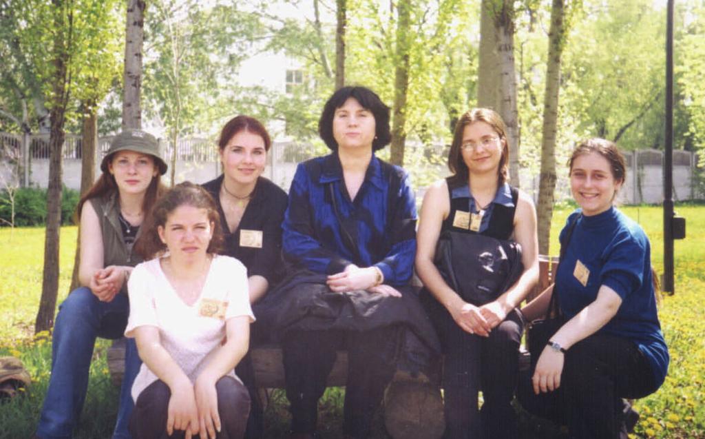 VIAŢA ŞCOLII OLIMPIADĂ 2004 Nicoleta Grigoraş şi Andreea Ţuţu din clasa a XI-a B, sunt eleve de excepţie.