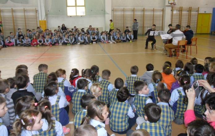 În data de 16 decembrie, Quartetul condus de violonistul Mihai Andrițcu, din Sibiu, a susținut două miniconcerte de muzică clasică în sălile de sport ale celor două școli, eveniment primit cu mult