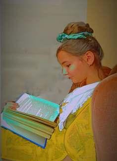 A Young Girl Reading Jean-Honore Fragonard s-a născut la 5 aprilie 1732 în orășelul Grasse din sudul Franței.