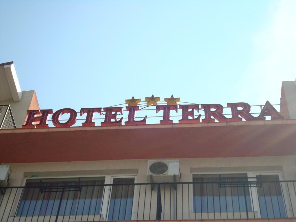 zi.facilitati camere: Hotelul dispune de 60 de spatii de cazare dotate corespunzator categoriei sale.