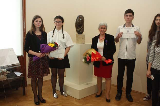 au fost recompensanþi cu Premiile Asociaþiei Membrilor Ordinului Palmes Academiques.