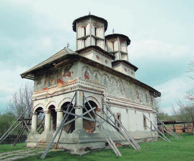 Falnica ctitorie a protopopului Șerban Copăceanu (Copăceni, Vâlcea, 1804) se sprijină astăzi pe scânduri de lemn gata și ele să se năruie.