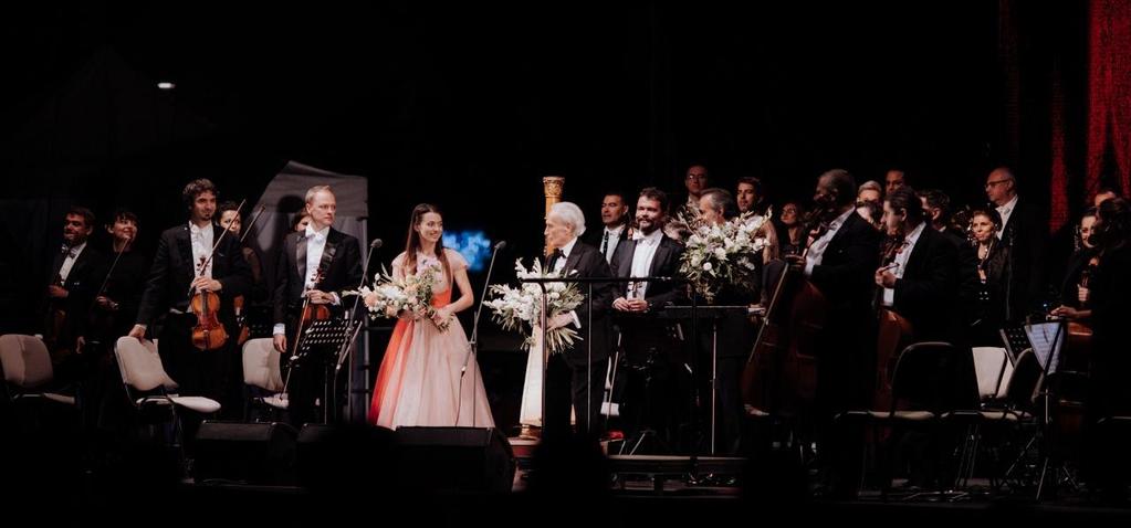 Alături de renumitul tenorul de origine catalană, pe scenă a urcat Laura Bretan, soprana de origine română, câștigătoarea