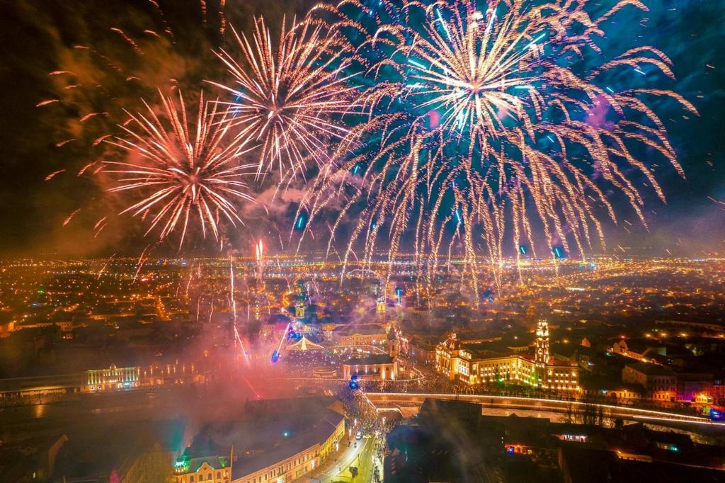 20. Artificii Revelion 2022 (organizatori) Data: 31 decembrie După o pauză de un an s-a reluat tradiția organizării focului de artificii în centrul orașului.
